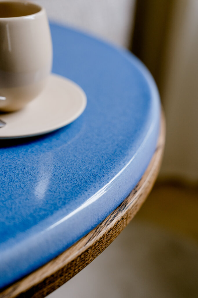Table “Macaron” en lave émaillée Pyrolave coloris Azur avec piètement Ardamez