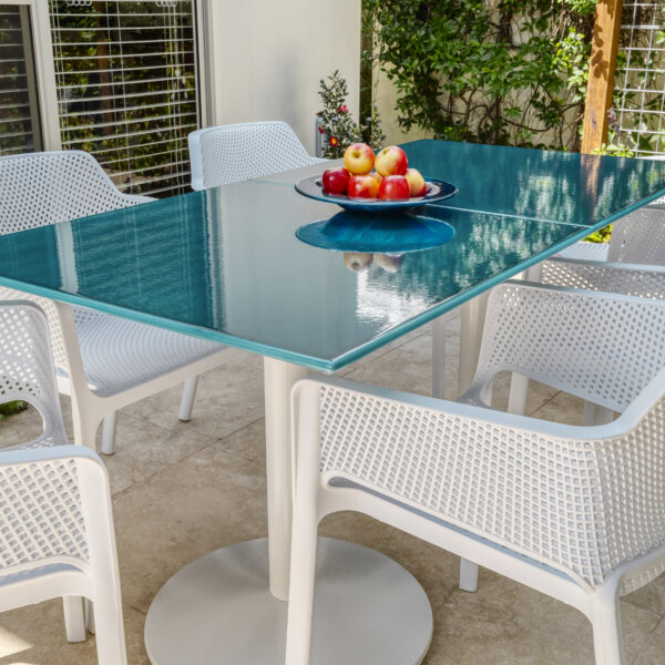 Pyrolave - Table en lave émaillée coloris Bleu Paon - Photos : Stewart Gould